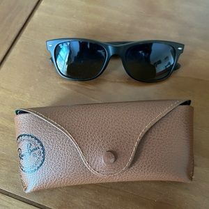 Ray Bans! Women’s Wayfarer polarized sunglasses